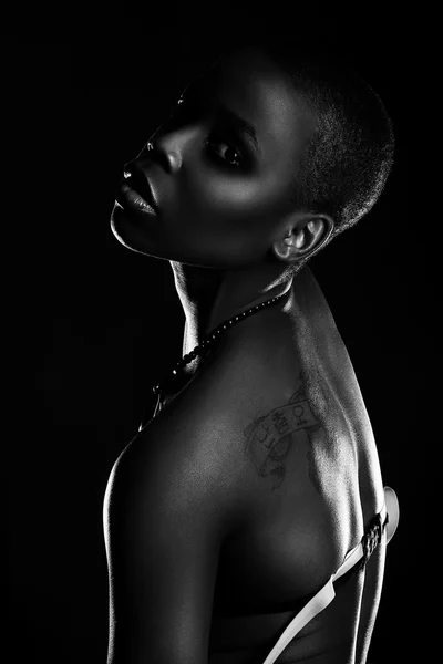 Siyah Afrika genç seksi moda model stüdyo portre siyah beyaz izole — Stok fotoğraf