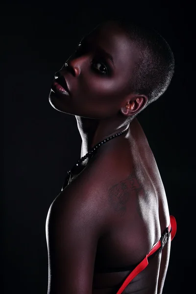Černé africké móda pro mladé sexy modelu studiový portrét samostatný bílá černá — Stock fotografie