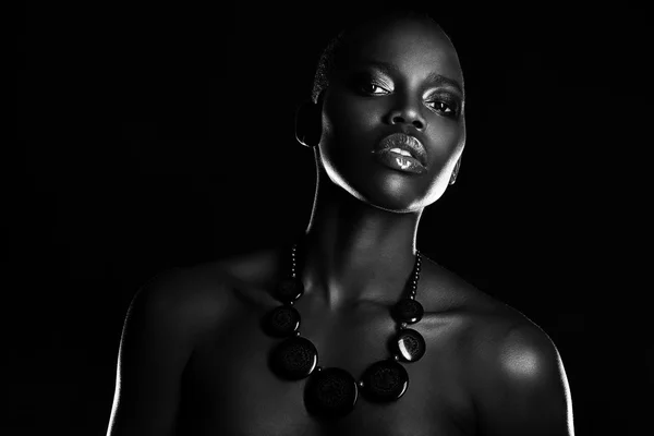 Черно-африканская молодая сексуальная модель студия портрет изолированный белый черный — стоковое фото