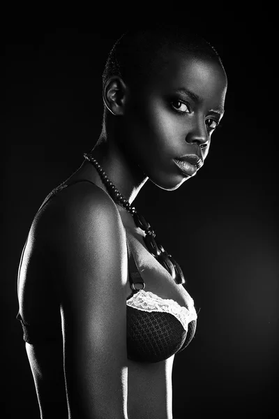 Çıplak genç etnik siyah Afro-Amerikan İngiliz kadın — Stok fotoğraf