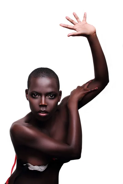 Портрет чернокожей африканской юной сексуальной модели в белом — стоковое фото