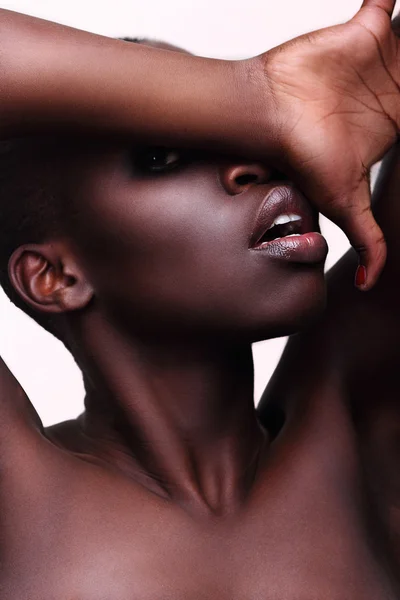 Zwarte Afrikaanse jonge sexy fashion model studio portret geïsoleerd — Stockfoto