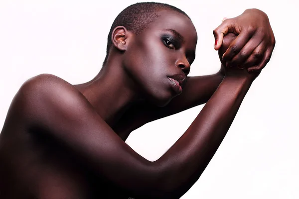 分離された黒いアフリカ若いセクシーなファッション モデル スタジオ ポートレート — ストック写真
