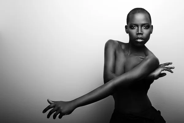 黑色非洲年轻性感时尚模型室画像 — 图库照片
