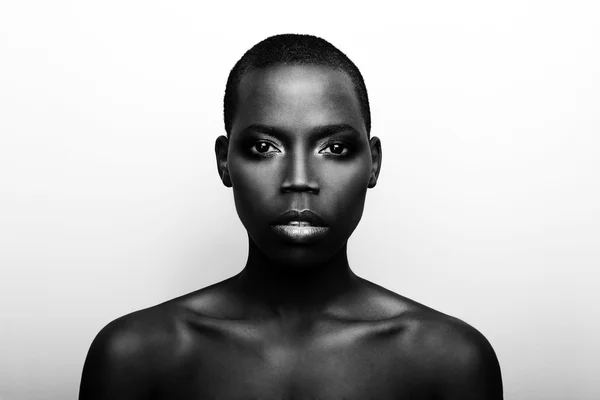 Zwarte Afrikaanse jonge sexy fashion model studio portret — Stockfoto