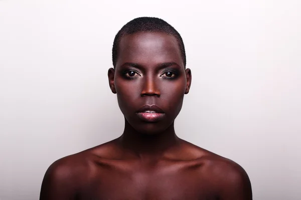 Черно-африканский портрет молодой сексуальной модели — стоковое фото