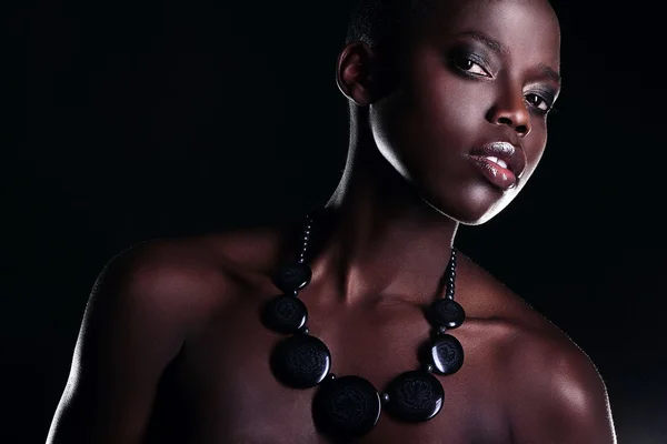 Zwarte Afrikaanse jonge sexy fashion model studio portret — Stockfoto