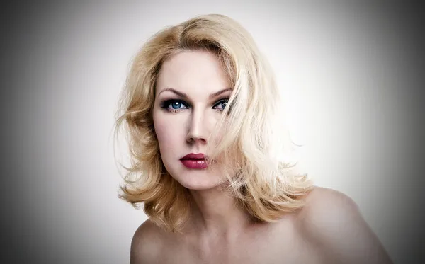 Mooi vers blond meisje mannequin met perfecte huid en haar, grote lippen — Stockfoto