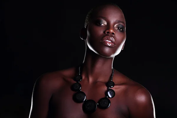 Desnudo joven étnico negro afroamericano mujer británica Fotos De Stock Sin Royalties Gratis