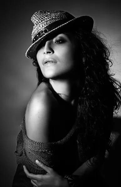 Retrato joven modelo de moda italiana con piel perfecta sobre fondo azul oscuro con sombrero elegante — Foto de Stock