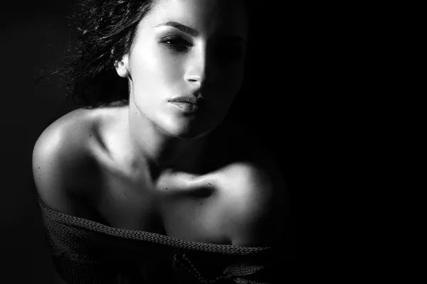 Retrato de modelo italiano joven con piel perfecta sobre fondo azul oscuro — Foto de Stock