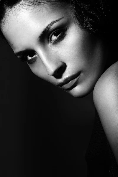 젊은 이탈리아 패션 모델 초상화 완벽 한 피부를 가진 진한 파란색 배경에 — 스톡 사진