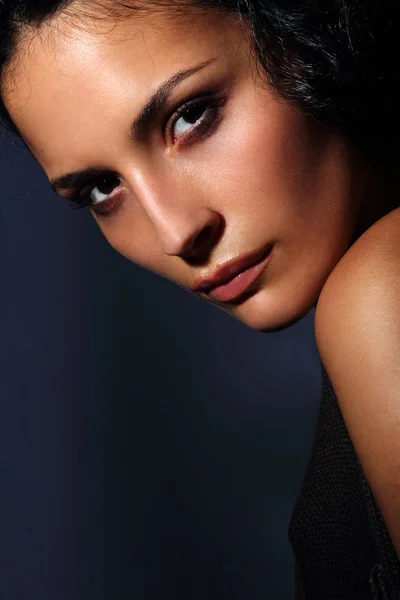 Portrét mladé italské módní modelu s dokonalou pletí na tmavě modrém pozadí — Stock fotografie