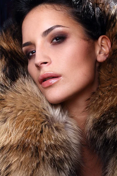 Retrato de um jovem modelo de moda vestindo pele de raposa olhos fumegantes — Fotografia de Stock