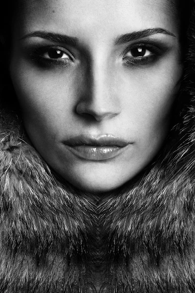 Ritratto di una giovane modella che indossa pelliccia di volpe — Foto Stock