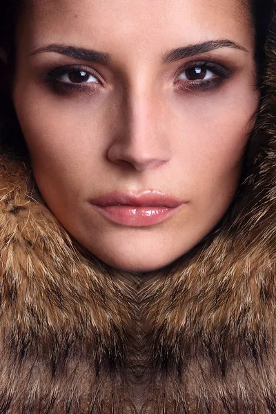 Retrato de una joven modelo de moda con piel de zorro — Foto de Stock