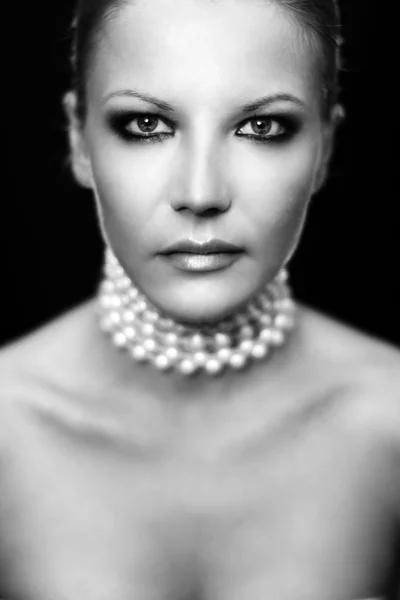 Modeporträt einer schönen jungen sexy Frau Anfang 30 mit blauen Smoky Eyes Make-up mit Perlen — Stockfoto