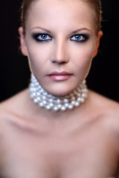 Πορτρέτο ενός μοντέλου ξανθιά μόδας με καπνιστή μάτια που συνθέτουν με φως φωτοβολίδες στο παρασκήνιο — Φωτογραφία Αρχείου