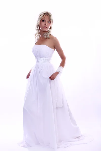 Belleza joven rubia novia vestida con elegancia vestido de novia blanco —  Fotos de Stock