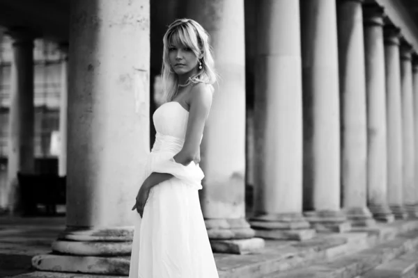 Joven hermosa novia rubia retrato de pie en una escalera de un edificio clásico —  Fotos de Stock