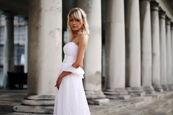 Junge schöne blonde Braut Porträt steht auf einer Treppe eines klassischen Gebäudes — Stockfoto