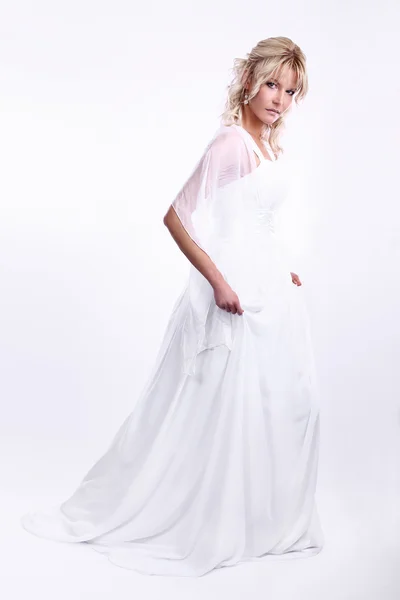 Schoonheid jonge blonde bruid gekleed in elegantie witte bruiloft jurk — Stockfoto