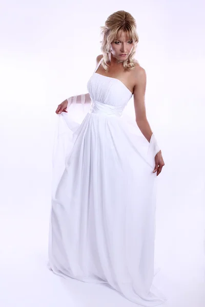 Beauté jeune mariée blonde vêtue d'élégance robe de mariée blanche — Photo