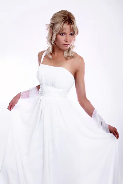 Bellezza giovane sposa bionda vestita con eleganza abito da sposa bianco — Foto Stock