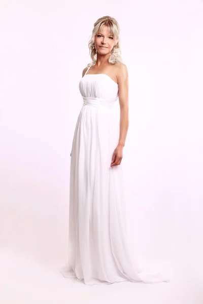 Schoonheid jonge blonde bruid gekleed in elegantie witte bruiloft jurk — Stockfoto