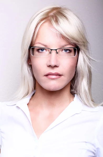 Mladá atraktivní obchodní ženy usmívající se nošení brýlí držící složku v kancelářském prostředí — Stock fotografie