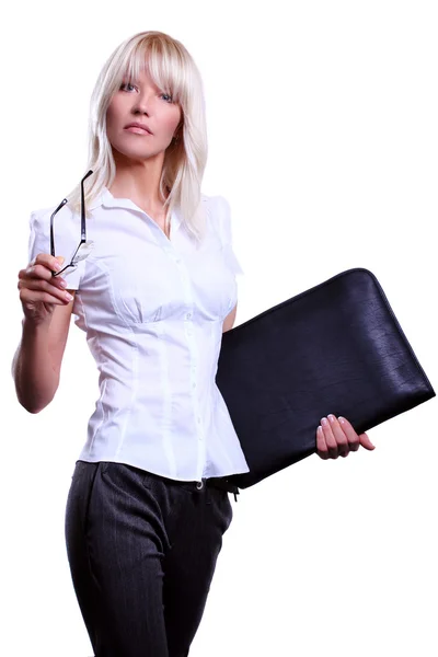 Fiatal vonzó szőke üzleti nők komoly viselő szemüveg kezében egy mappa irodai környezetben séta — Stock Fotó