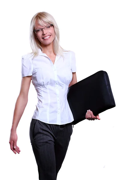 Jóvenes mujeres de negocios atractivas sonriendo con gafas sosteniendo una carpeta en un entorno de oficina caminando —  Fotos de Stock
