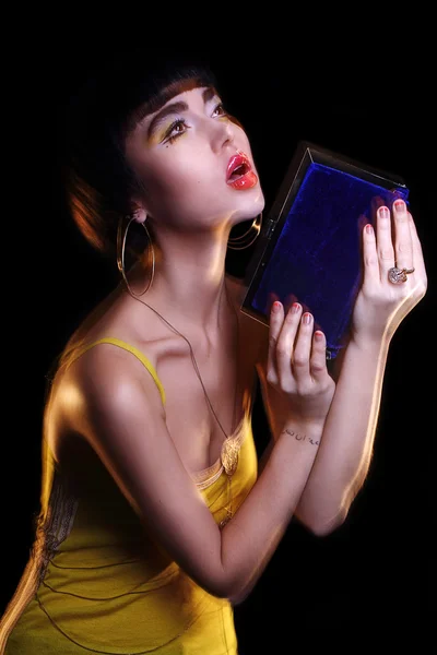 Mode ung brunett modell foto redaktionellt, modell poserar, blandade blixtnedslag, lång slutartid — Stockfoto
