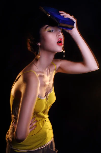 Mode ung brunett modell foto redaktionellt, modell poserar, blandade blixtnedslag, lång slutartid — Stockfoto