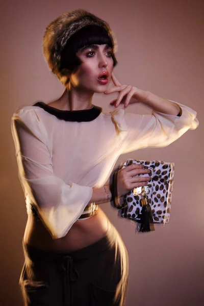 Mode junge brünette model photo editorial, model posiert, gemischte blitze, lange belichtungszeit — Stockfoto