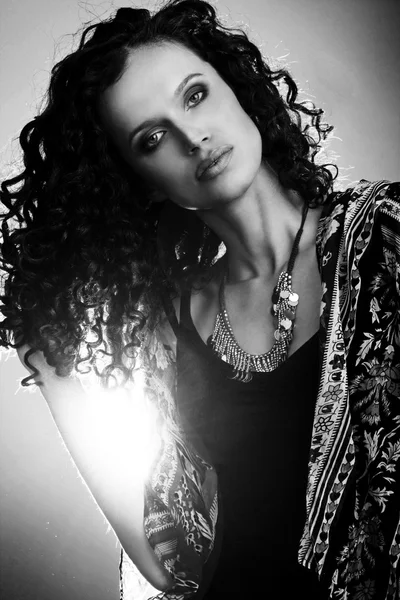 Retrato de un joven modelo brasileño de glamour de la moda y ojos verdes con piel jugando con pelo rizado marrón oscuro —  Fotos de Stock