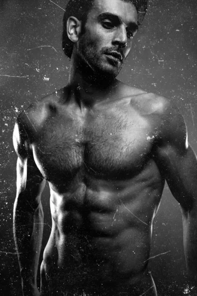 Sexy retrato de arte fina de um modelo masculino sem camisa muito muscular olhando — Fotografia de Stock