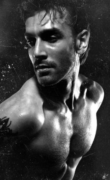 Sexy Bildende Kunst Porträt eines sehr muskulösen, hemdlosen männlichen Modells, das aussieht — Stockfoto