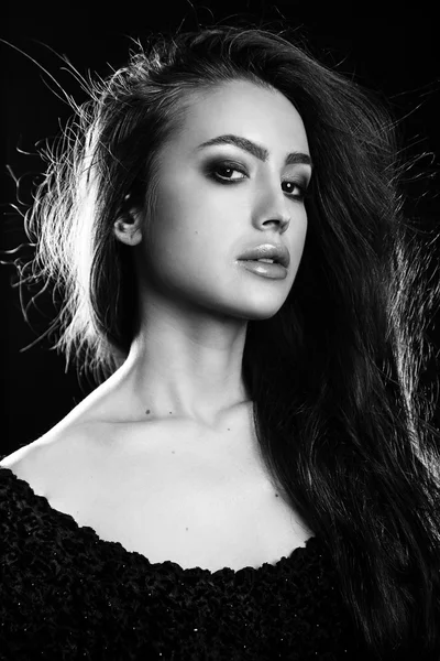 Портрет красивой элегантной молодой модели с рыжими длинными волосами на белом фоне — стоковое фото