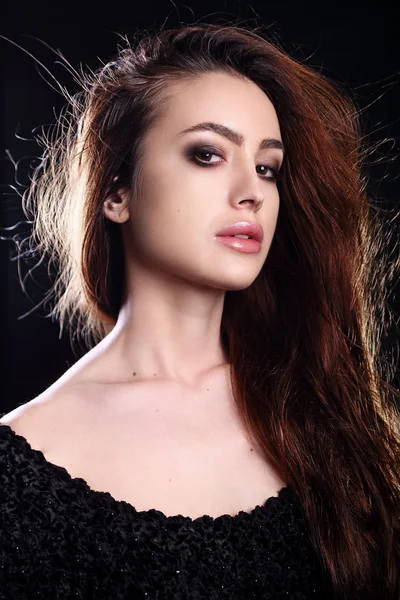 Güzel şık genç moda model beyaz zemin üzerine kırmızı uzun saçlı portresi — Stok fotoğraf
