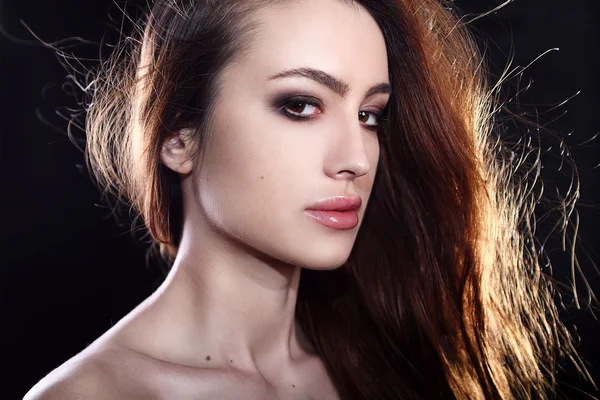 Retrato de hermosa modelo elegante de moda joven con el pelo largo rojo sobre un fondo blanco —  Fotos de Stock