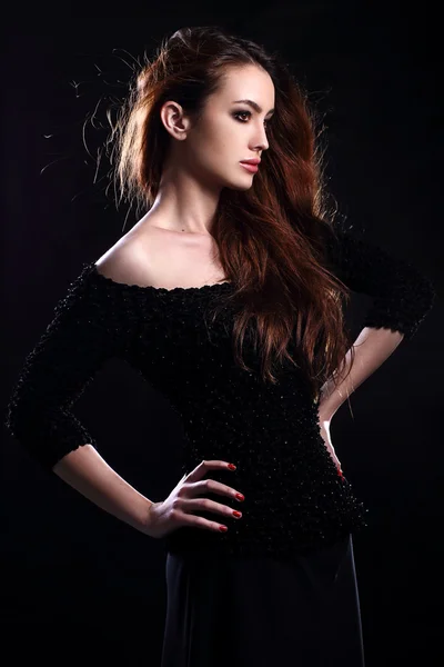 Retrato de belo e elegante modelo de moda jovem com cabelos longos vermelhos em um fundo branco — Fotografia de Stock