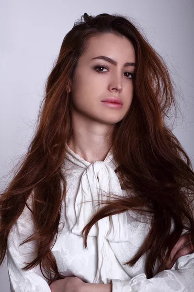 Πορτραίτο του μοντέλου όμορφο κομψό μόδας της νεανικής μόδας με κόκκινο μακριά μαλλιά σε λευκό φόντο — Φωτογραφία Αρχείου