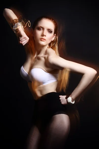 Genç sarışın kadın iç çamaşırı moda modeli studio izole vurdu — Stok fotoğraf