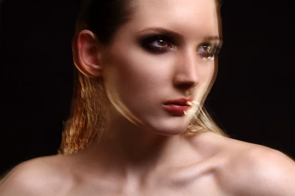 Jonge blonde lingerie fashion model studio opname geïsoleerde — Stockfoto