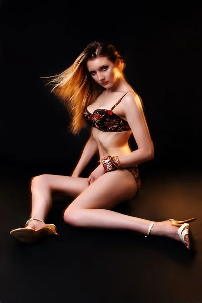 Genç sarışın kadın iç çamaşırı moda modeli studio izole vurdu — Stok fotoğraf