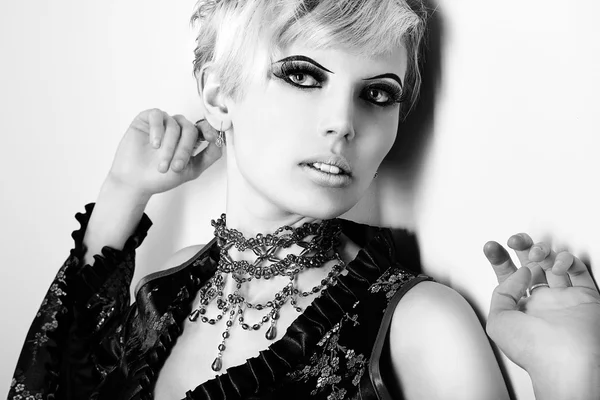 Insolite jeune mannequin blonde posant portant une étrange robe noire rouge studio tourné mixte foudre longue vitesse d'obturation — Photo