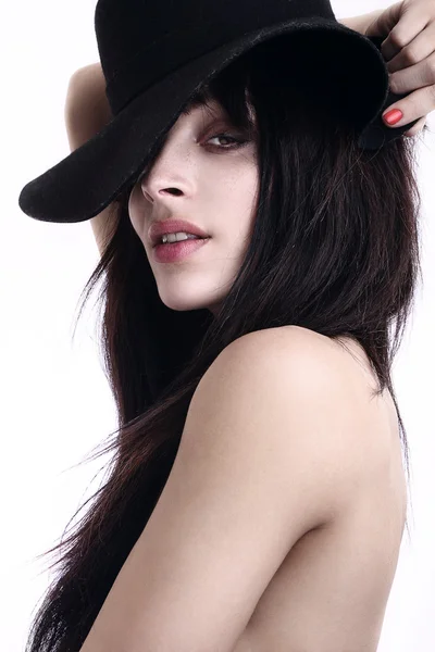 Энергичный сексуальный привлекательный свежий портрет молодой женщины девушки модели взволнован приветствуя ношение шляпы. Смешанная раса чернокожих африканцев, модель, изолированная на белом фоне. Длинные волосы брюнетки . — стоковое фото