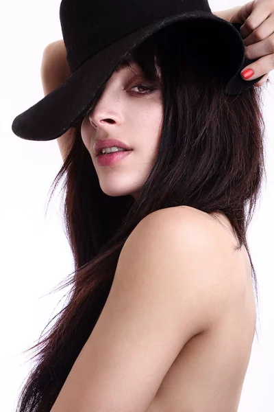 정력적 인 섹시 한 매력적인 젊은 여자 여자 모델의 신선한 초상화는 모자를 쓰고 응원 흥분. 아름 다운 혼혈 흑인 아프리카 백인 모델 흰색 배경에 고립. 긴 머리 갈색 머리. — 스톡 사진