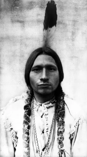 Indiano americano nativo guerreiro homem auto retrato — Fotografia de Stock